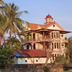 Es gibt auch große Villen hier und da