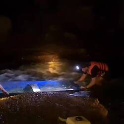 ...und schiebt das Boot nach oben