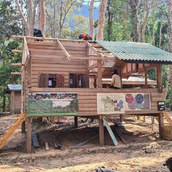 Das Dorf am anderen Ausgang baut ein Haus (traditionell)