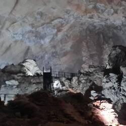 riesige Höhle. In der Mitte, die künstliche Struktur, ist eine Treppe