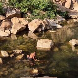 Kinder spielen am Fluss