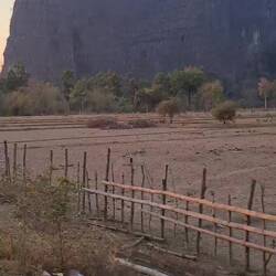 ein typischer Traktor unterwegs von der Arbeit nach Hause