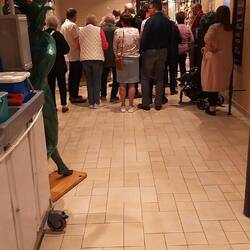 Schlange vorm Restaurant 30 Minuten vor Öffnung.🤦‍♀️