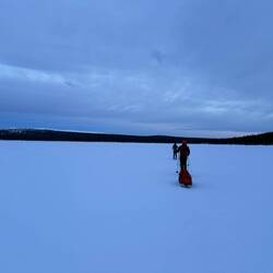 1,5km über den See liegen vor uns