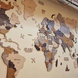 Karte aus Holzschnitt im Restaurant.