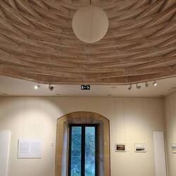 Durch das runde Glas am Boden kann man ins Untergeschoss sehen ...