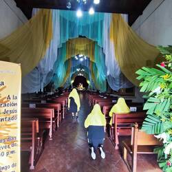 Kirchendekoration - bunte Tücher -> Fastenzeit