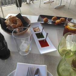 Boissons et tapas avant le coucher du soleil