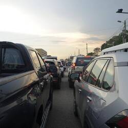 Auch hier herrscht natürlich Stau, allerdings sind die Autos außergewöhnlich teuer und neu