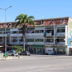 ...gibt es viele Heruntergekommene Gebäude