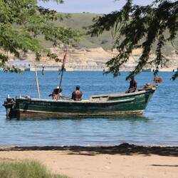 Rundum fischen Männer in der Lagune