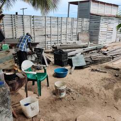 ... während dieser Herr über dem Eimer eine Gans schlachtet