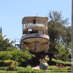 ...sowie eine Bootsstatue