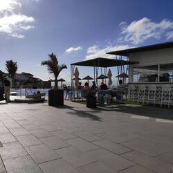 Blick auf die Hotelterrasse