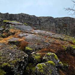 Hier sieht man schön die Gesteinsschichten