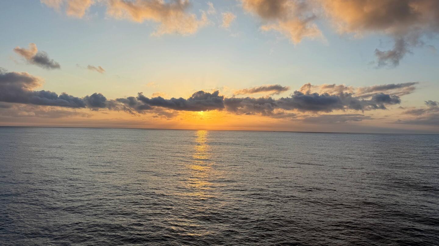 Sonnenaufgang auf Hoher See vor Porto