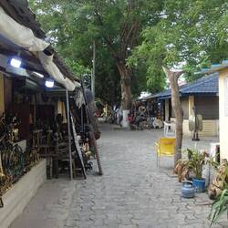 Der Handwerksmarkt erinnert ein wenig an den in Kaolack im Senegal