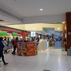 Völliger Kontrast - ein Einkaufszentrum nach europäischem Vorbild