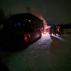 Lagerfeuer hinterm Bus