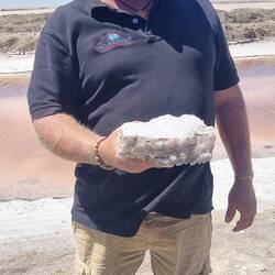 Holger unser Fahrer vor den Salinen in Walvis Bay