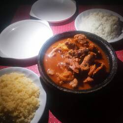 Unser Abendessen sieht erst sehr gut aus, doch am Huhn war leider nicht viel dran