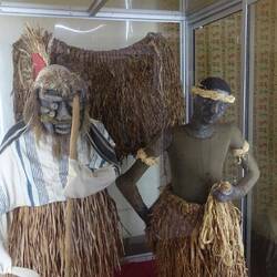 Wenn jemand mit dieser 25 kg schweren Maske kommt, muss Frieden geschlossen werden