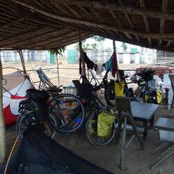 Da Regen aufzieht, bauen wir die Zelte unter dem Dach des Restaurants auf