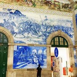 Die Bahnhofshalle wird von 20.000 bunten Azulejus geschmückt