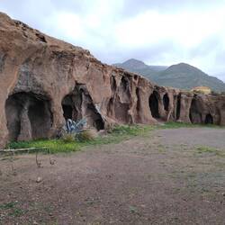 Etwas off, beim Hiper Dino, Höhlen mit Döschen