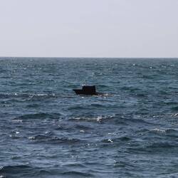 ...kann ich den kleinen Rest des Schiffswracks in der Bucht sehen