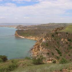 ...auf die Steilküsten rundherum