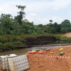 Einen Fluss, bei dem die Straße noch in Bau ist, müssen wir mit einer Piroge überqueren