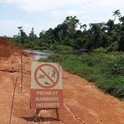 Ein Verbotsschild in Afrika? Zum Glück interessiert es niemanden und man führt mich zum Baden her