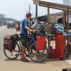 ... darunter Obst, doch mir sind die Preise für Mangos hier auch nach Verhandeln zu hoch