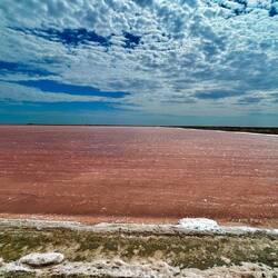 Durch den Trocknungsprozess und den Algen im Wasser wird das Salz Pink