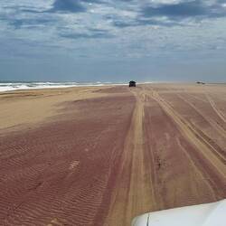 Der rote Sand sind kleine Kristalle, die über hunderte Kilometer von Südafrika her gespült wurden