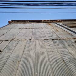D'Wällblächfassade esch typisch för d'Hüser in Valparaíso