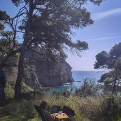 Arbeiten an einem der schönsten Strände. Alonaki.