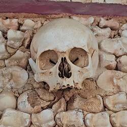 Die 4 mal 6 Meter große Kapelle wurde aus den Knochen von über 1.200 Karmelitermönchen erbaut 💀