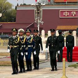 Aufmarsch um den Fahnenmast