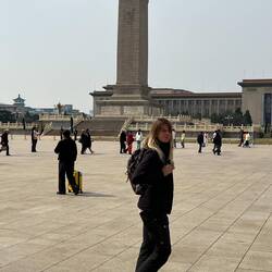 Das Nationaldenkmal der Volksrepublik (und Lara)