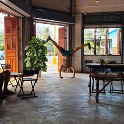 Jack macht Handstand