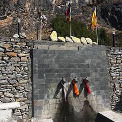 Und wieder Wasser auffüllen. Solche Wasserhähne gibt es alle paar Kilometer