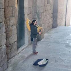 Unter dem Bogen des Pazo de Xelmírez, spielen häufig Dudelsackbläser