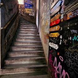 Die Treppe hinauf.