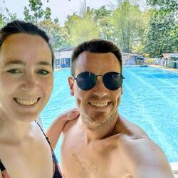 Der Tag im Schwimmbad beginnt
