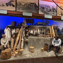 In solchen Hütten haben die Jäger überwintert.