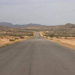 Plötzlich fängt der Teer wieder an...