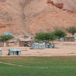 ...die Dörfer liegen malerisch an den Bergen