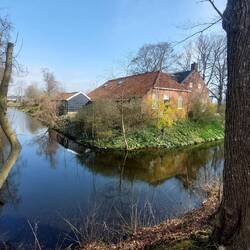 Alter Gutshof mit Wassergraben.